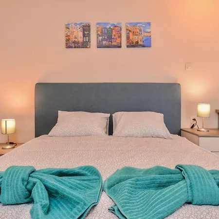 Апартаменты The Maisonette With 2 Bedrooms And 2 Bathrooms *