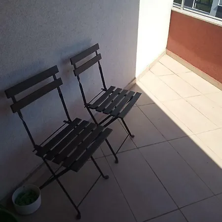 The Maisonette With 2 Bedrooms And 2 Bathrooms Apartment *